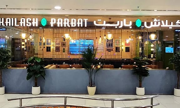 واجهة مطعم كيلاش باربت في لولو المربع بالرياض بإضاءة نحاسية دافئة.